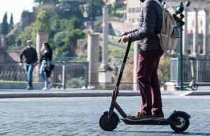 Scatta l’assicurazione obbligatoria per i monopattini: costi, regole e criticità del nuovo sistema Bonus mobilità