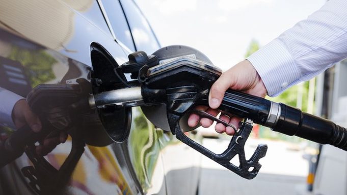 Carburanti, prezzi stabili: benzina a 1,740 €/l e diesel a 2,058 €/l secondo il Mimit caro benzina e gasolio - carburanti