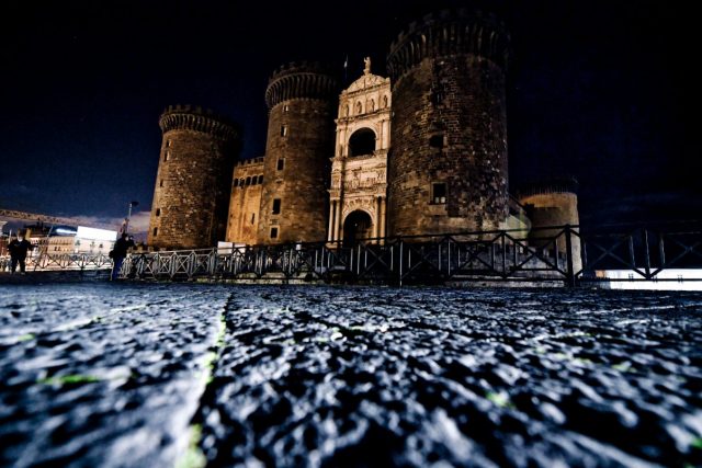 caro bollette - maschio angioino spento Napoli caro bollette - maschio angioino spento Napoli verde pubblico