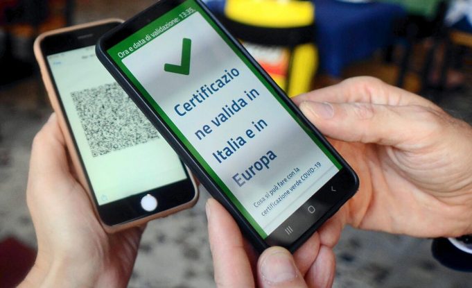 Green pass per ‘Over 50’: scatta l’obbligo tra le polemiche