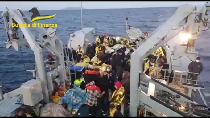 Le prime stime dei danni dopo l’incendio dell’Euroferry Olympia I naufraghi dell'Euroferry Olympia