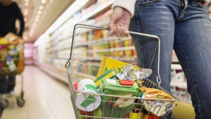 Istat. Italiani spendono di più, ma comprano meno: +0,3% in valore, -3,2% in volume Spesa - Paniere Istat commercio famiglie - social card Commercio