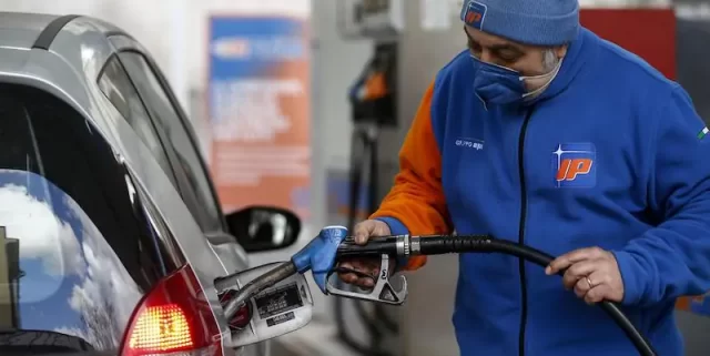 Scende il prezzo della benzina
