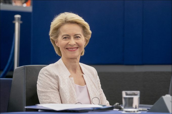 Gas, Von der Leyen: ci prepariamo a ritorsioni russe. Ma il conto è già in rosso per imprese e famiglie Ursula von der Leyen