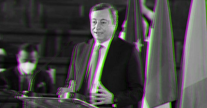 Mario Draghi firma il “Patto per Napoli”: 1,23 miliardi per scongiurare il dissesto Il premier Mario Draghi alla firma del Patto per Napoli