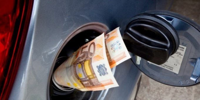 Benzina ‘vola’ verso i 2,5 euro al litro: cosa sta succedendo e come fare per risparmiare caro benzina