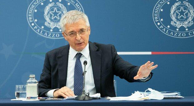 Pil, l’allarme del ministro Franco: “Italia rallenta, inflazione continuerà a crescere” Crescita Italia a rischio, l'allarme del Ministro Franco