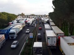 Verso il blocco degli autotrasportatori: cresce la tensione nel settore, PMI compatte per la sospensione dei servizi Sciopero tir - Caro benzina