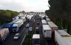 Autotrasporto, Unatras conferma il fermo nazionale dal 25 al 29 maggio: “Servono misure concrete, basta risposte interlocutorie” Sciopero tir - Caro benzina