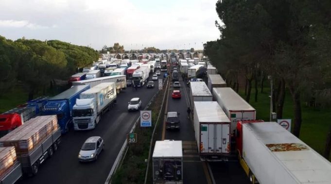 Caro carburante, da lunedì si fermano i Tir. “Inevitabile per il record del prezzo della benzina” Sciopero tir - Caro benzina