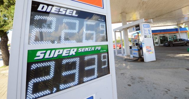 DISTRUBUTORE DI BENZINA PROSEGUE LA SALITA DEI PREZZO CARBURANTE Caro benzina prezzo carburante