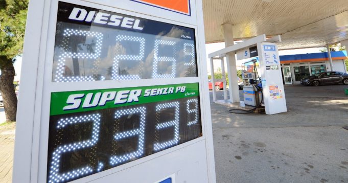 Benzina a un passo da 2,3 euro al litro per servito, stessa cifra per il gasolio Caro benzina prezzo carburante