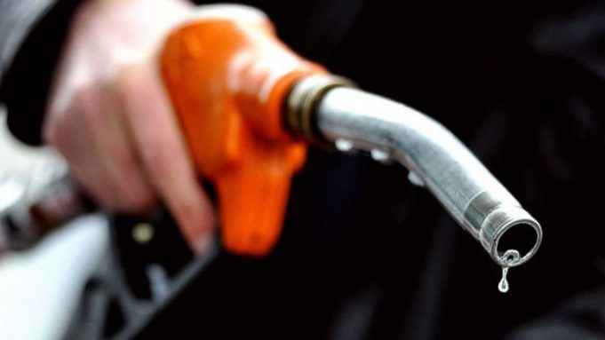 Benzina, oggi prezzi al ribasso dopo tre mesi: governo verso la ‘sforbiciata’ benzina