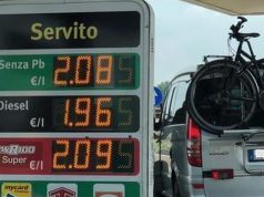 Carburanti in autostrada, Aiscat apre agli sconti: “Pronti a ridurre i prezzi di 5 centesimi al litro” Caro carburante: benzina supera i 2 euro al litro