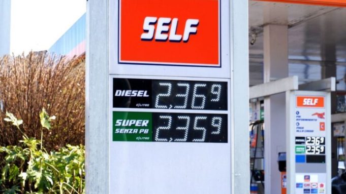 Caro carburante: il diesel supera la benzina. Ipotesi taglio delle accise benzina record