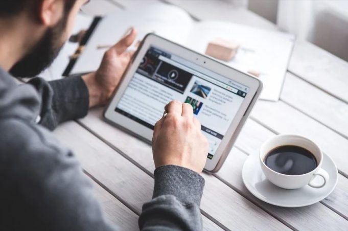 Bando Enit da 9 milioni di euro per le imprese del turismo Un uomo consulta il tablet