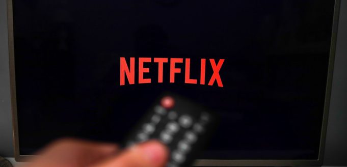 Netflix crolla in borsa, -35% in un giorno: il colosso dello streaming studia soluzioni drastiche Netflix