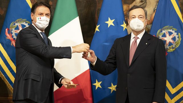 Spread, scambio della campanella Conte-Draghi