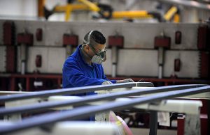 Industria e servizi in crescita: la spinta arriva dall’estero, mentre i volumi restano deboli Taglio alle stime del Pil 2022 nell'Eurozona - Foto operaio