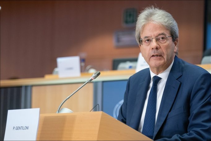 Pnrr, Ue richiama l’Italia: “Squilibri eccessivi”. Gentiloni: “Rischio recessione” Paolo Gentiloni parla dell'attuazione del Pnrr in Italia, manovra