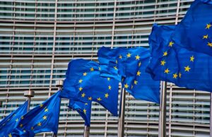 Pnrr, via libera della Commissione Ue alla nona rata: all’Italia altri 12,8 miliardi Pnrr, bandiere europa, decontribuzione italia