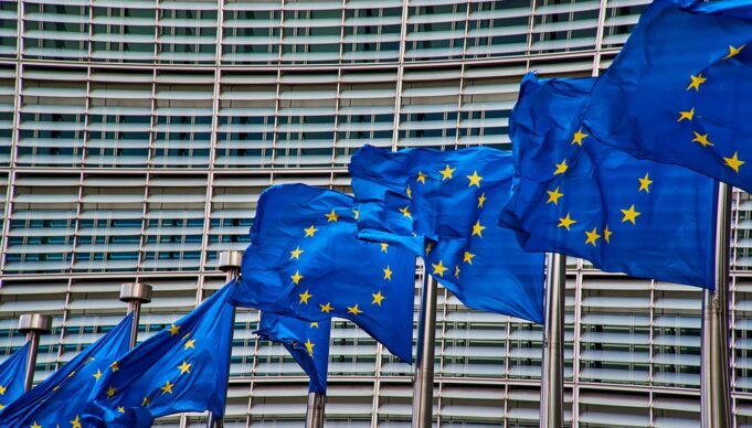 Pnrr. Rischi penali se non si raggiungono obbiettivi, ma effetti positivi su occupazione Pnrr, bandiere europa, decontribuzione italia