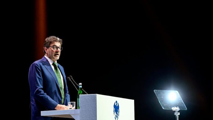 Sostegni per 200 milioni alle imprese: l’annuncio del Mise. Come accedere alla misura Sostegno alle imprese, in foto il Ministro Giancarlo Giorgetti