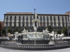Napoli, Martusciello: “Serve un candidato civico”. De Magistris raccoglie consensi tra comitati e attivisti palazzo san giacomo comune di Napoli