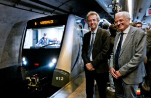 Napoli accende il 5G nella Linea 1: connettività totale in metro, la città accelera sulla smart mobility Manfredi treno metropolitana Napoli