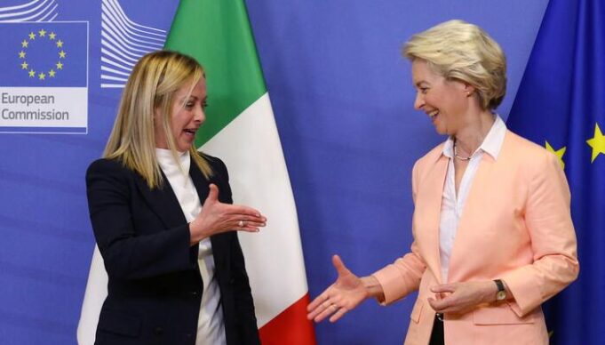 Patto di stabilità, modifiche importanti fanno ‘vacillare’ l’Italia: la posizione di Giorgia Meloni Meloni Ursula Von der Leyen Pnrr clausola Europee2024
