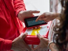 Falso pacco, vera tassa: il balzello sui piccoli import accende lo scontro tra Codacons e Governo E-commerce Natale