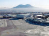 Aeroporto di Napoli. Chiusura per lavori nel 2026: Enac frena sulle date, agenti di viaggio: “Serve chiarezza” Aeroporti - Pista di Capodichino con vista del Vesuvio Aeroporto