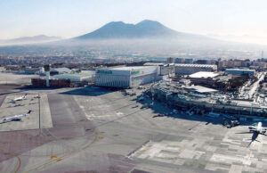 Carenza di carburante in diversi aeroporti italiani: bene Capodichino Aeroporti - Pista di Capodichino con vista del Vesuvio Aeroporto