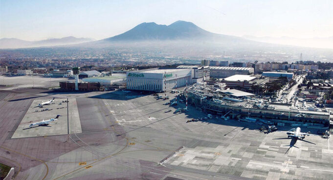 Carenza di carburante in diversi aeroporti italiani: bene Capodichino Aeroporti - Pista di Capodichino con vista del Vesuvio Aeroporto