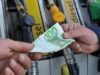 Stangata per autotrasportatori e automobilisti: in arrivo aumento su accisa gasolio Benzina aumento pieno di benzina - diesel - accise