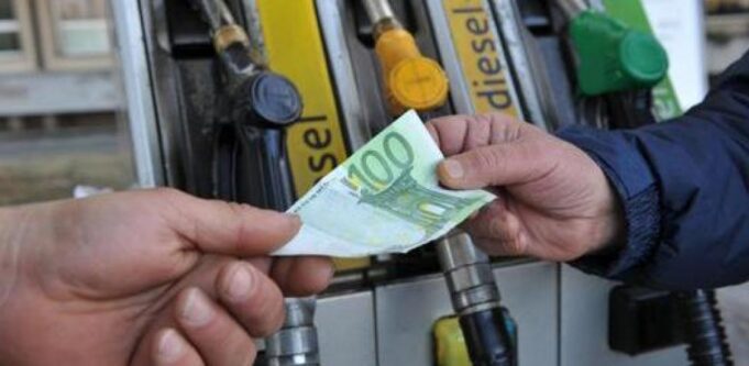 Carburanti, continua la discesa dei prezzi: gasolio sopra i 2,10 euro, benzina a 1,773 euro Benzina aumento pieno di benzina - diesel - accise