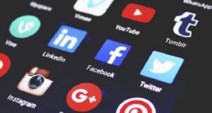 Big Tech in crisi, colossi digitali licenziano 56mila dipendenti: il segnale negativo Big Tech