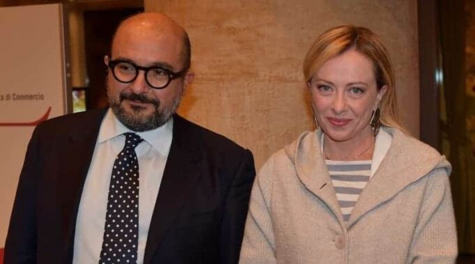 Minacce a Gennaro Sangiuliano: “Traditori da fucilare”. L’ex ministro denuncia, solidarietà da Fico Il ministro Gennaro Sangiuliano e Giorgia Meloni - Fratelli d'Italia