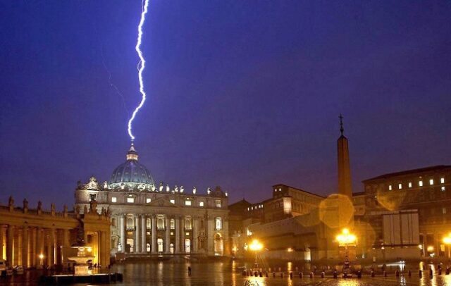 Piazza San Pietro ici fulmine