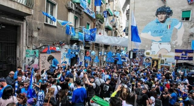 Napoli scudetto turisti Murales Maradona food