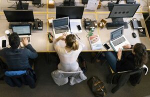 Lavoro, imprese più caute: a maggio previste 544mila assunzioni, 1,7 milioni entro luglio Giovani incertezza lavoro