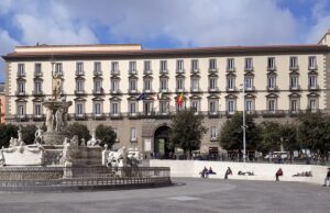 Napoli, accordo da 40 milioni con la BEI per rigenerazione urbana, edilizia sociale e transizione climatica Napoli comune palazzo san giacomo bonus asili evasione
