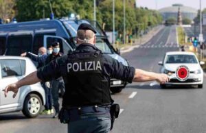 Rivoluzione al Codice della Strada: patenti a 17 anni, multe rimodulate e nuove regole per rider e autostrade: il Mit prepara la rivoluzione Codice della strada - controllo polizia