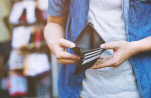 Gli italiani restano risparmiatori, ma nel 2026 cresce la paura del rischio: giovani i più diffidenti Portafogli vuoto risparmi 100 euro - lavoratori