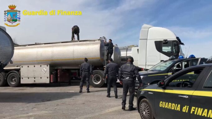 Carburanti, stretta del Governo: lista dei distributori “fuori prezzo” alla Guardia di Finanza Frode carburanti Guardia di Finanza