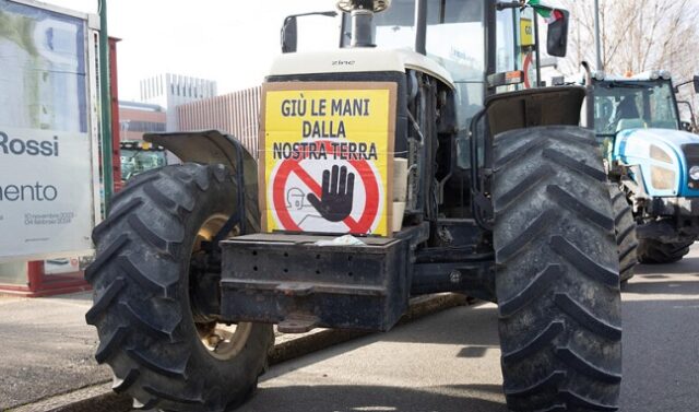 Trattori protesta agricoltori