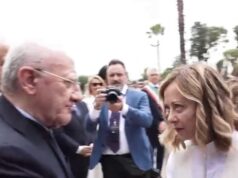 De Luca attacca il centrodestra: “Condono e pensioni? Promesse elettorali senza senso e contro le regole” De Luca Meloni Caivano