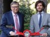 Michele Colaninno riconfermato Presidente di Acem: impegno per l’innovazione nel settore motociclistico Michele Colaninno, Bill Gates e vespa Piaggio