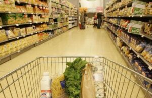 Commercio al dettaglio, luglio in frenata: secondo calo consecutivo. Crescono solo grande distribuzione ed e‑commerce Vendite e acquisti statistiche inflazione - corsia supermercato