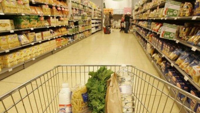 Vendite al dettaglio: a giugno calo dello 0,2% in valore e volume Vendite e acquisti statistiche inflazione - corsia supermercato